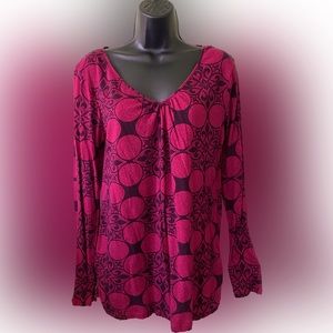 Mossimo 💯 cotton light weight beautiful Fuchsia & black print long sleeve top.